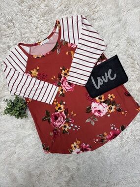 Reb & J. Floral & Stripe Blend Top NWOT 💗 Rust White & Black